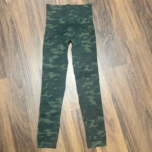 SPANX Look At Me Now Camouflage Leggings